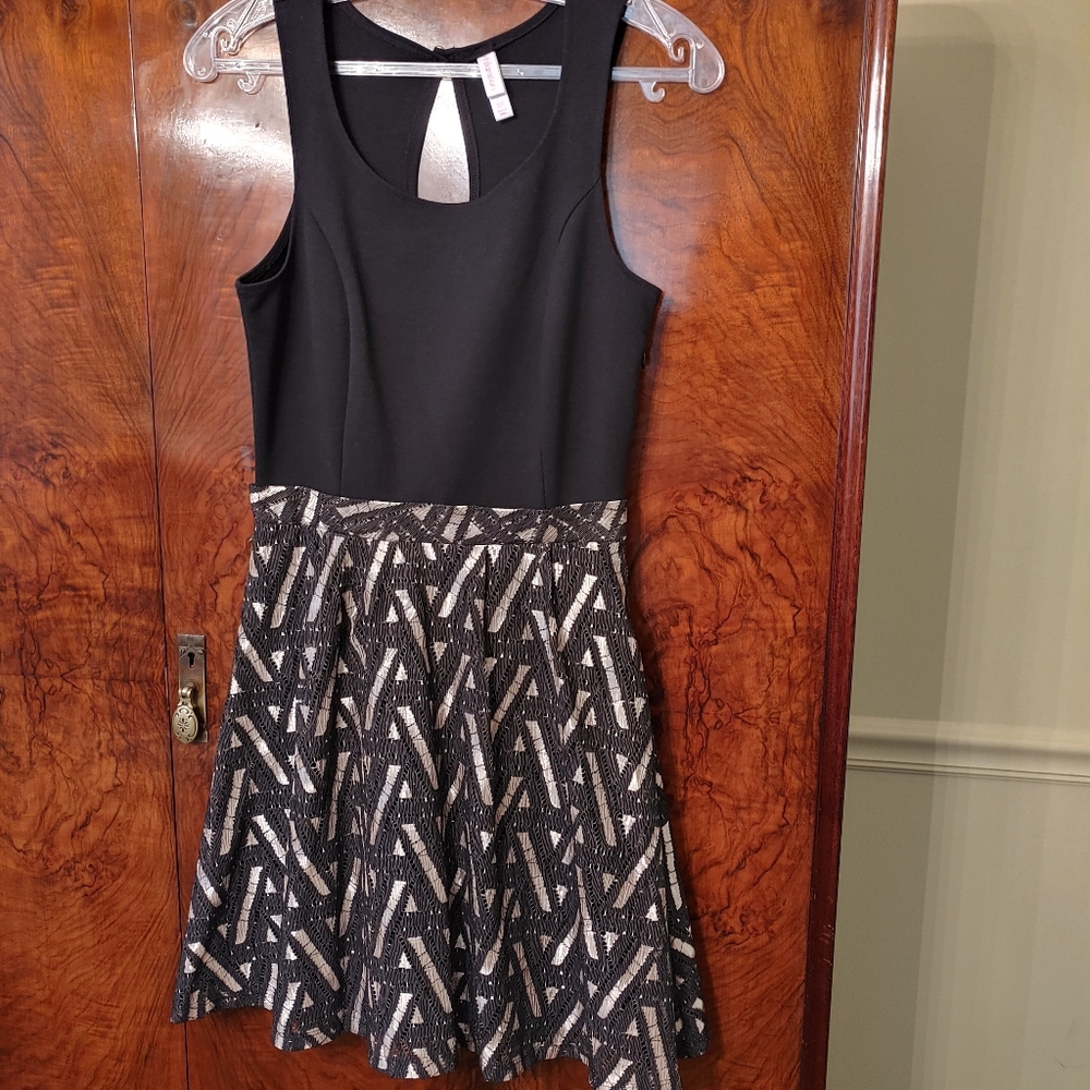 Dress knee-length black and gold xhilaration